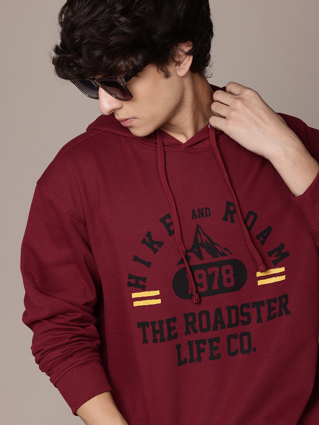 

The Roadster Lifestyle Co. Men Printed Hooded Relaxed Fit Sweatshirt, Maroon