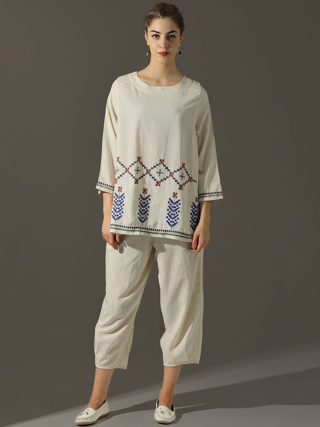 

Dora Dori Relaxed Fit Solid Round Neck Embroidered Top & Trousers, Off white
