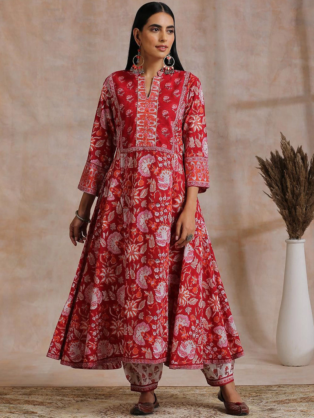 

Tahiliya Women Floral Printed Emblished Thread Work Handloom Anarkali Kurta, Red