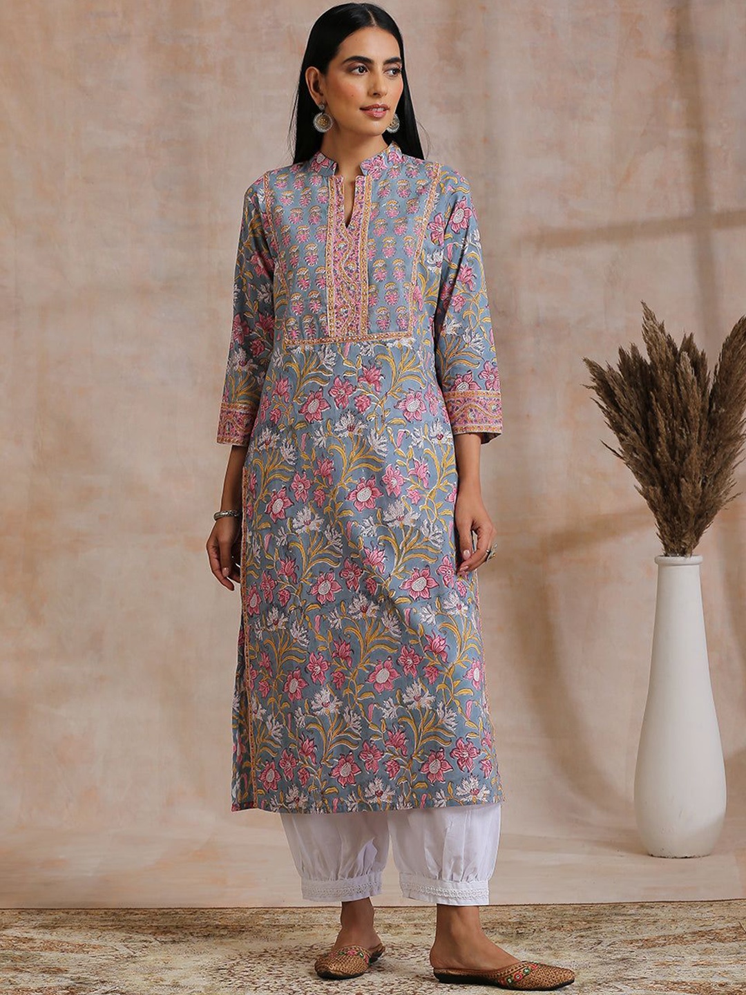 Tahiliya Women Floral Printed Thread Work Handloom Kurta, Grey