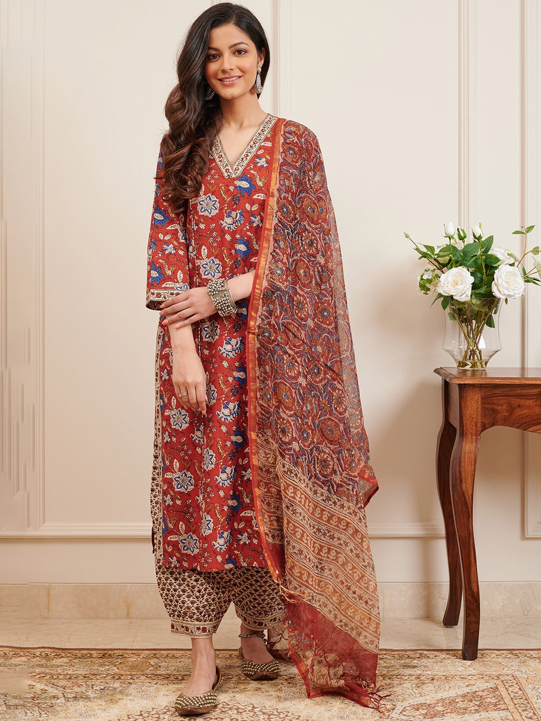 

Tahiliya Women Floral Printed Sequinned Handloom Kurta, Red
