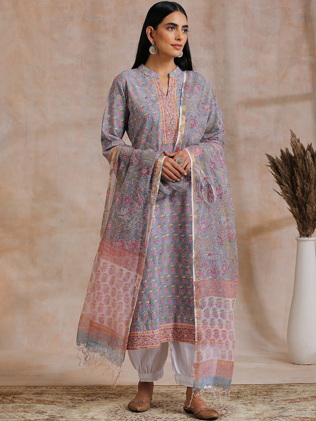 

Tahiliya Women Floral Flared Sleeves Thread Work Handloom Kurta, Grey
