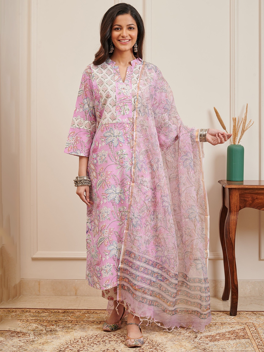 

Tahiliya Women Floral Printed Flared Sleeves Handloom Kurta, Pink