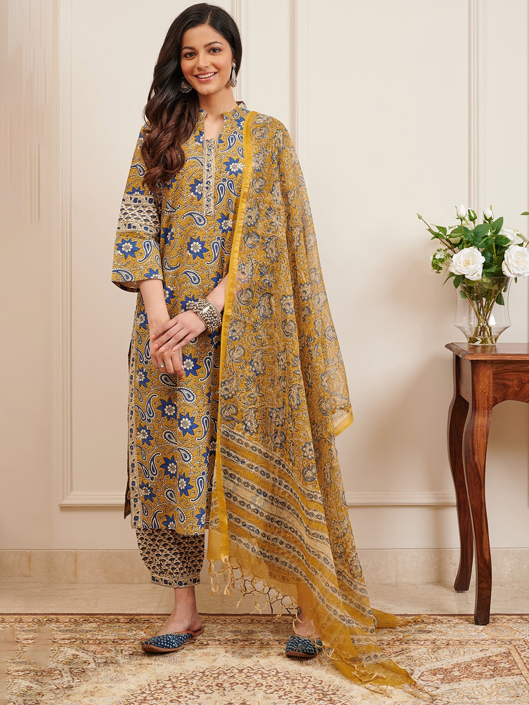 

Tahiliya Women Floral Printed Flared Sleeves Thread Work Handloom Kurta, Yellow
