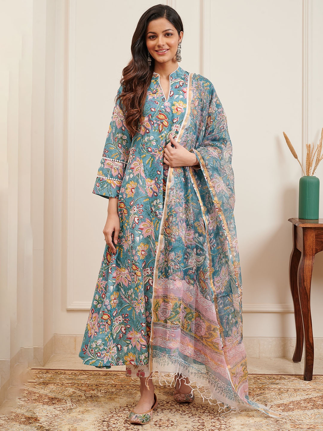 

Tahiliya Women Floral Printed Gotta Patti Handloom Kurta, Blue