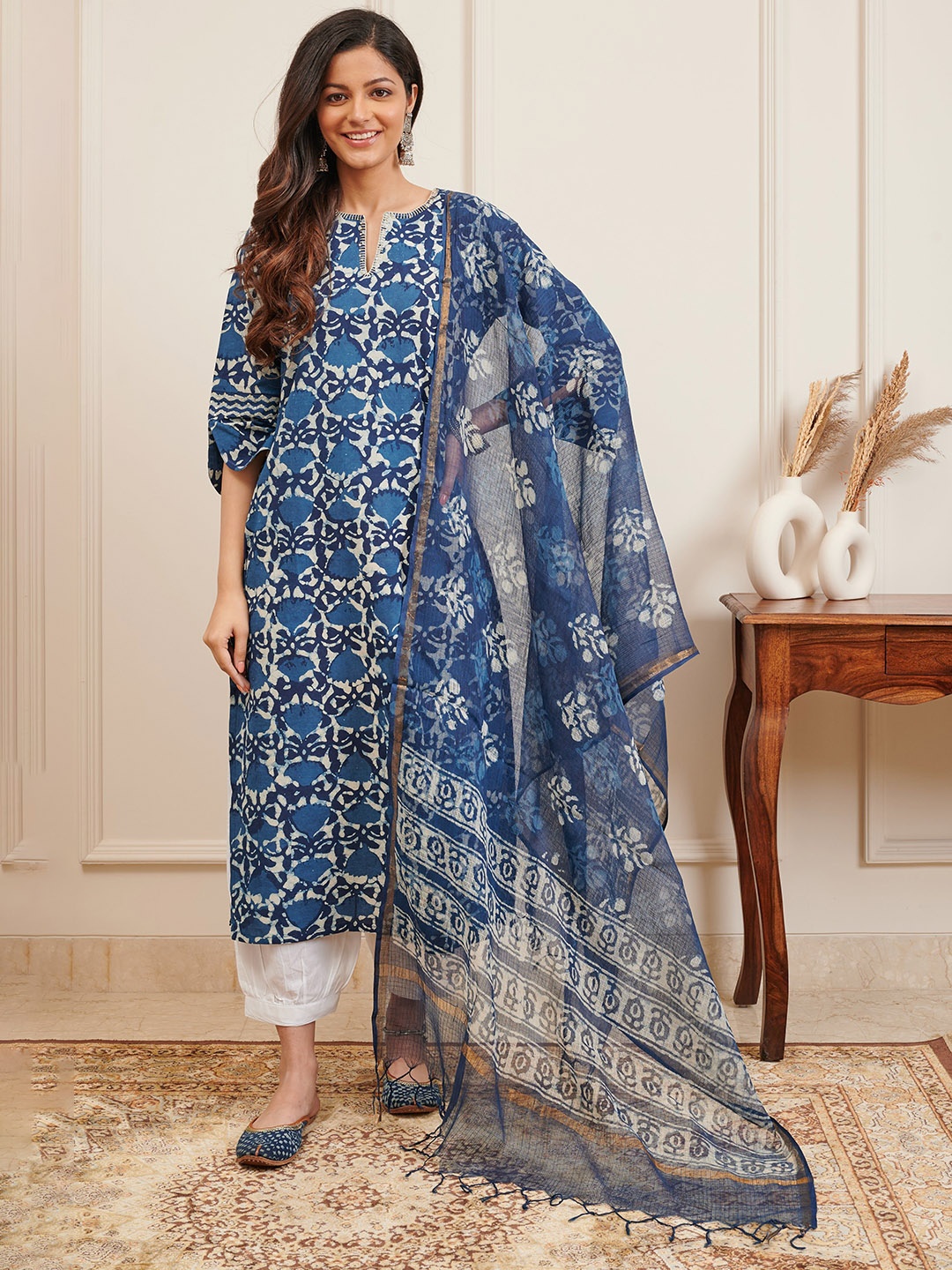 

Tahiliya Women Ethnic Motifs Printed Handloom Kurta, Blue