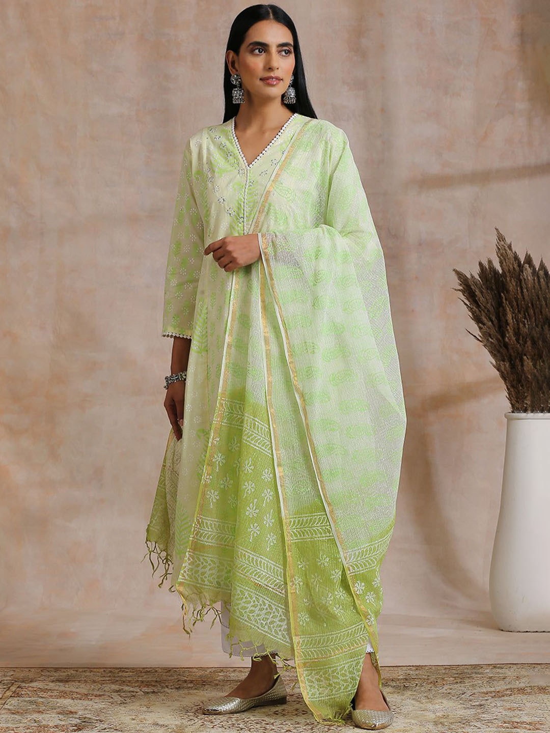 

Tahiliya Women Embroidered Mirror Work Handloom Kurta, Green