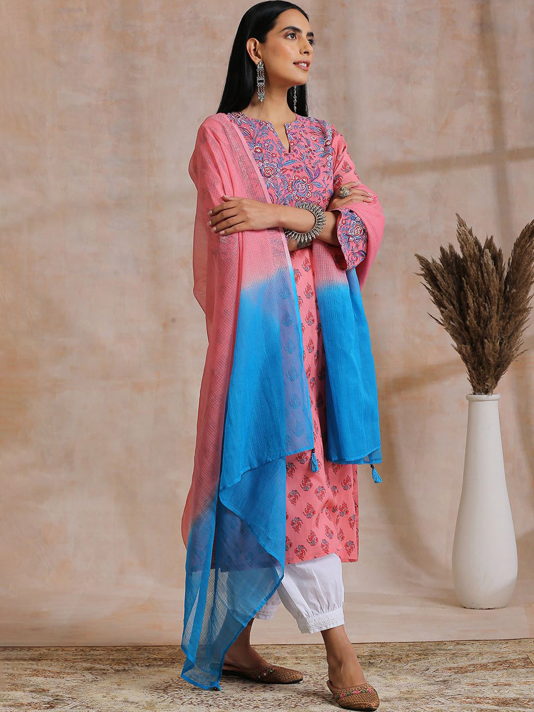 

Tahiliya Women Ethnic Motifs Printed Flared Sleeves Handloom Kurta, Pink