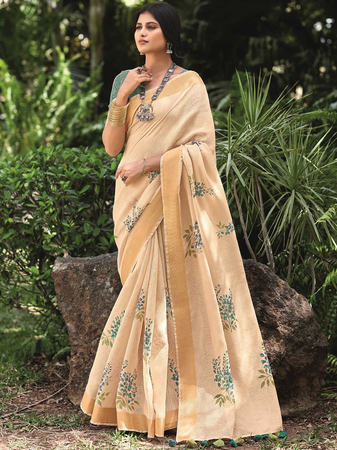

Mitera Floral Zari Saree With Blouse Piece, Beige