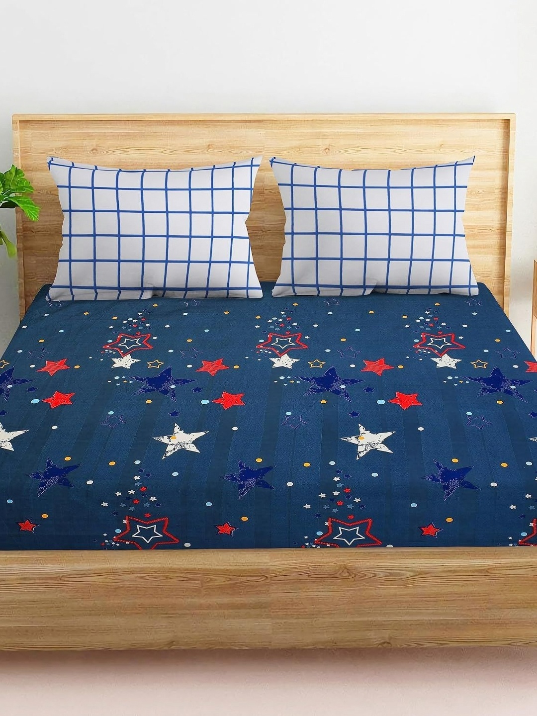 UrbanArts Navy Blue & Red Graphic King Bedsheet with 2 Pillow Covers