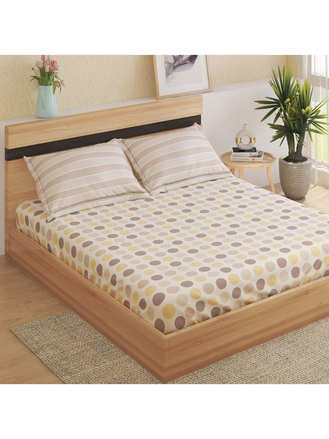 

UrbanArts Gold-Toned & White Geometric King Bedsheet with 2 Pillow Covers