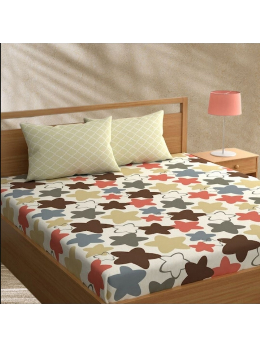 UrbanArts Beige & Red Graphic King Bedsheet with 2 Pillow Covers