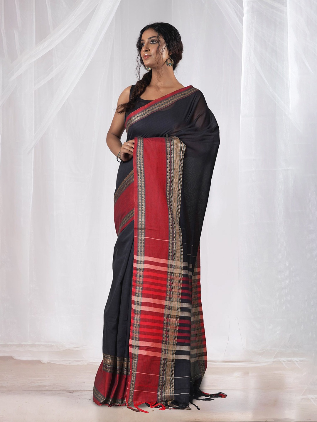 

Unnati Silks Zari Pure Cotton Handloom Narayan Peth Saree, Black