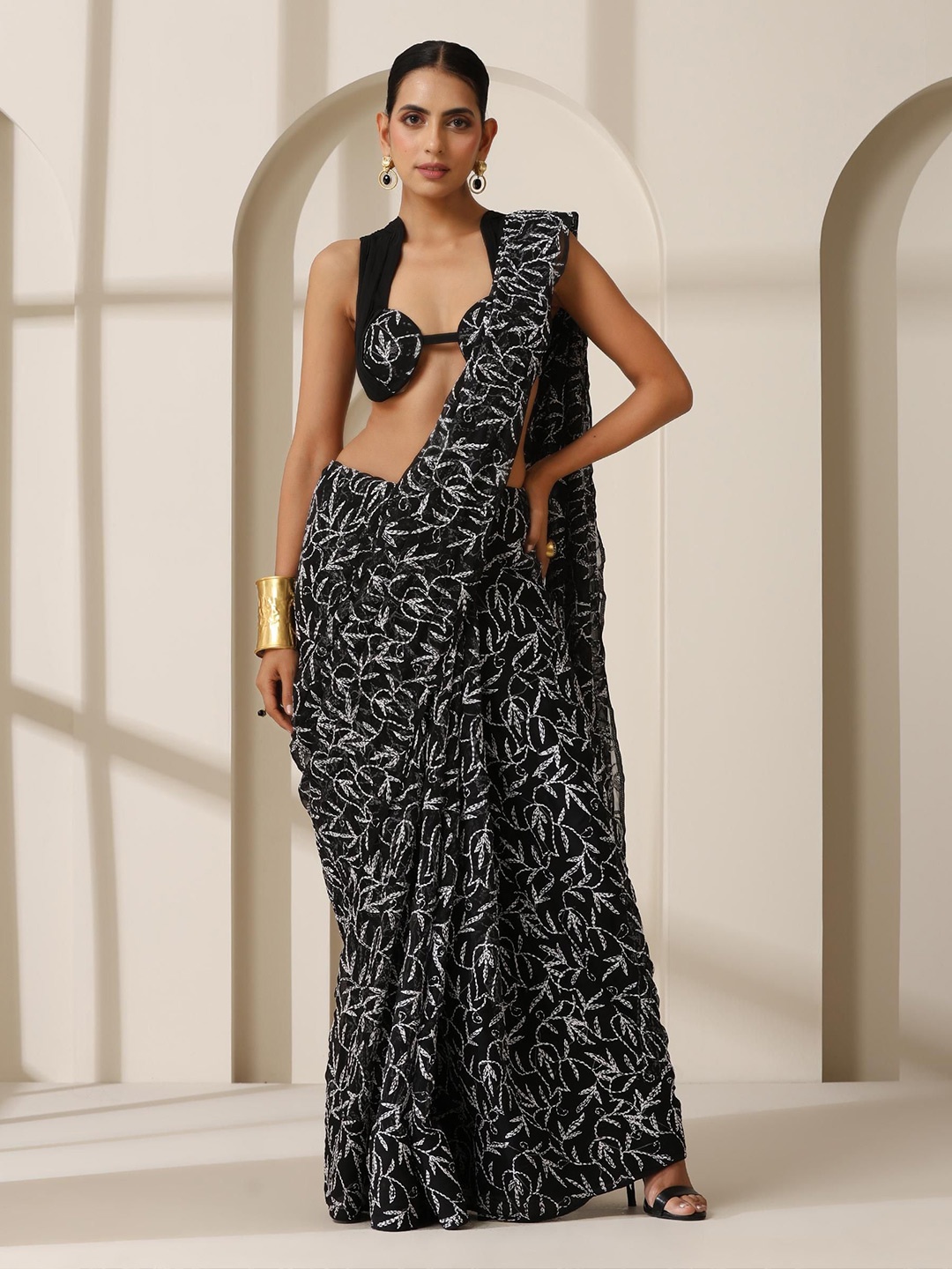 

Swtantra Floral Embroidered Saree, Black