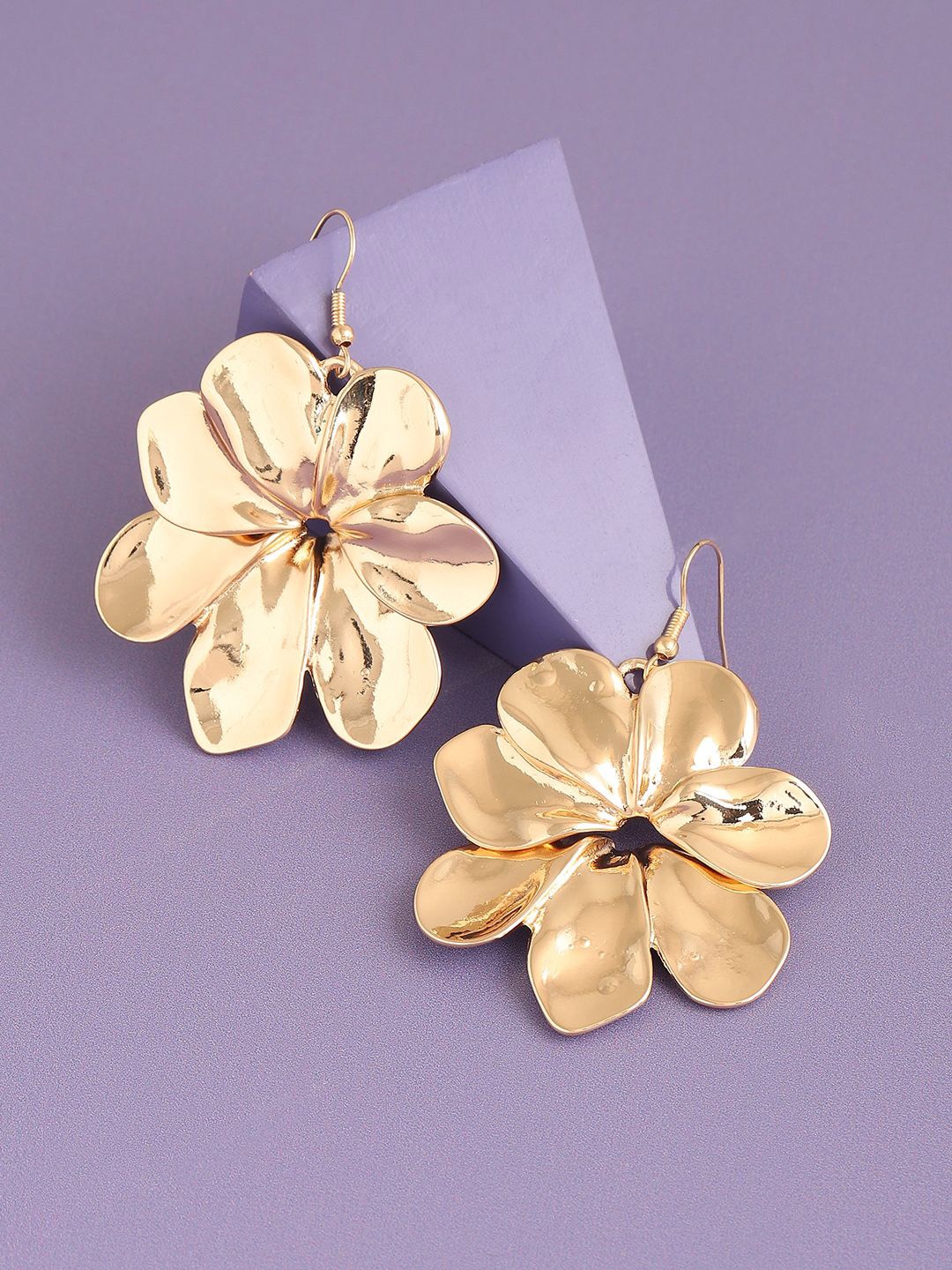 

SOHI Gold-Plated Floral Shaped Drop Earrings