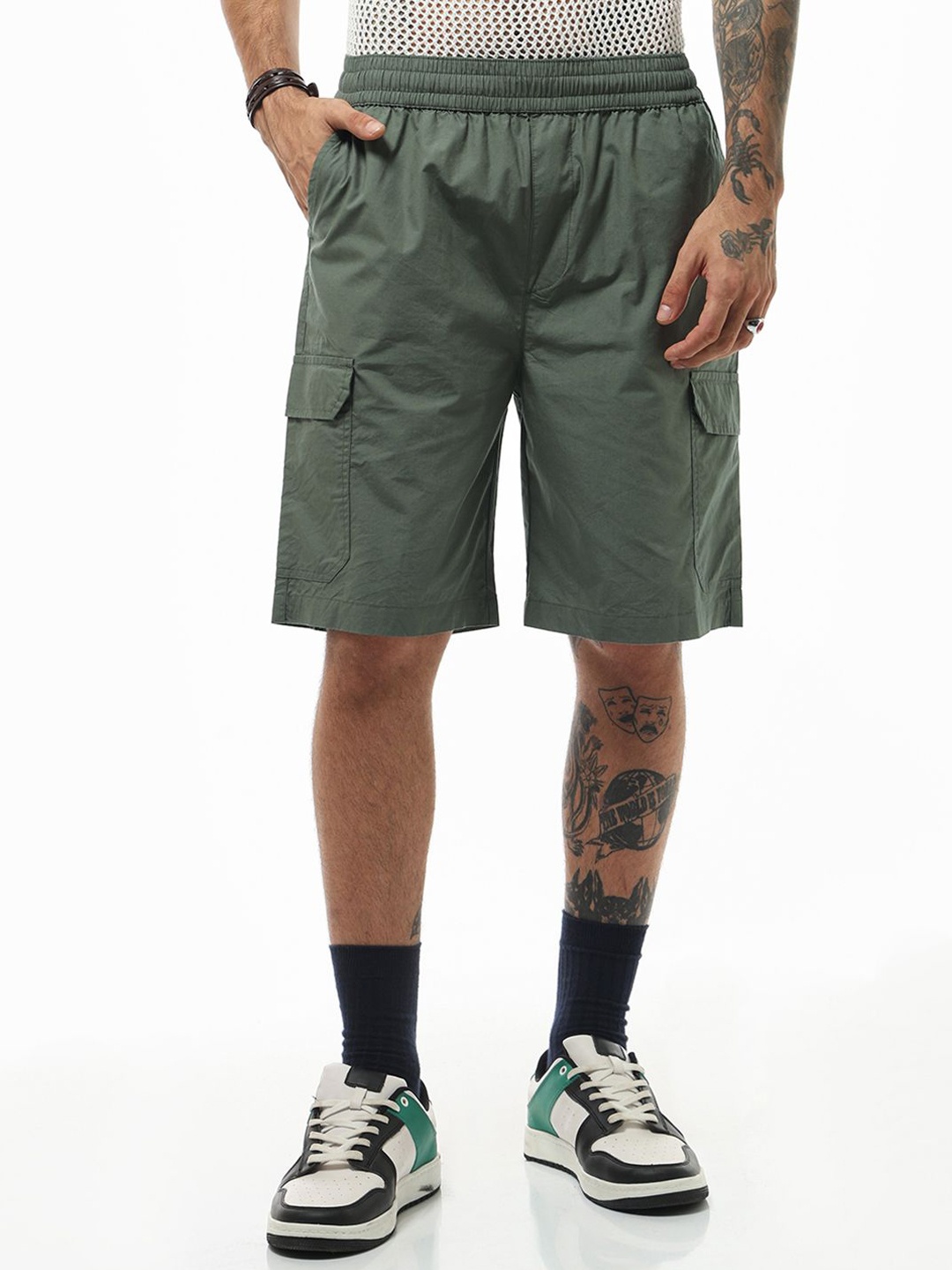 

Bewakoof Men Oversized Cargo Shorts, Green