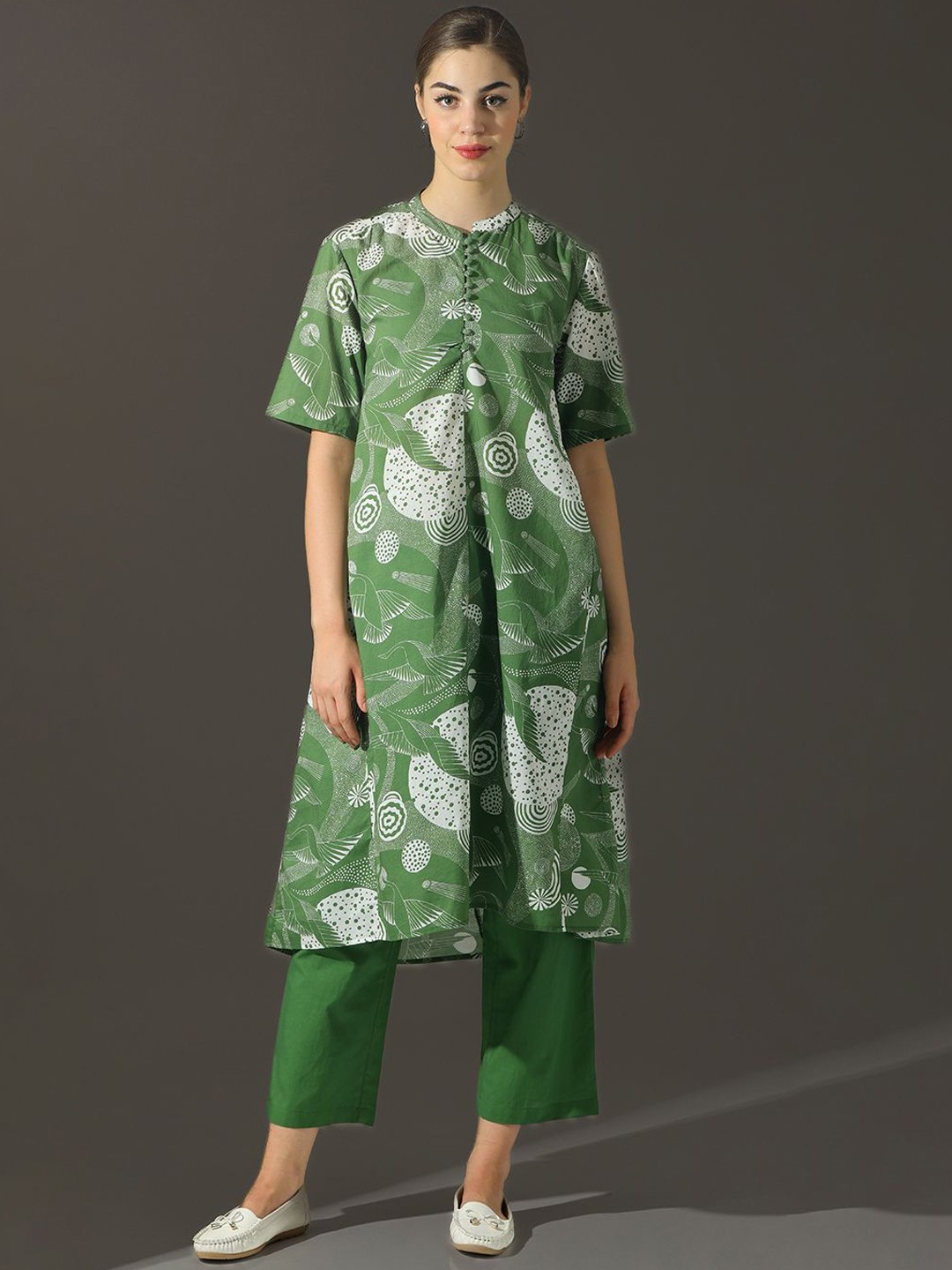

Dora Dori Geometric Printed Pure Cotton Mandarin Collar Straight Kurta & Trouser Sets, Green