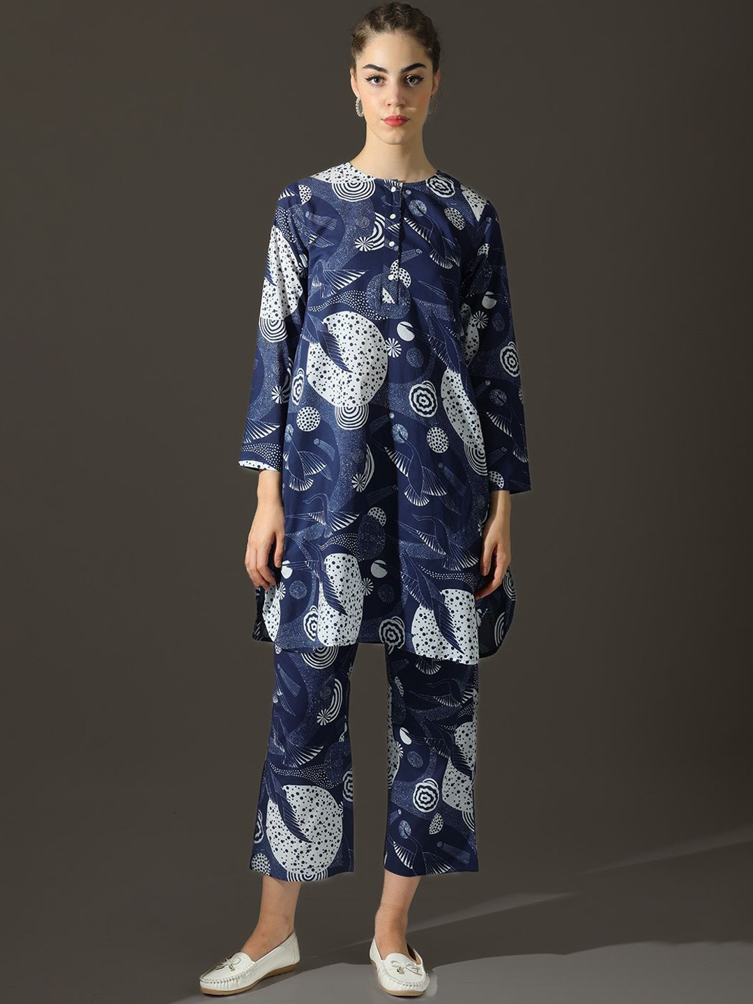 

Dora Dori Geometric Printed Pure Cotton Round neck Straight Kurta & Trouser Sets, Navy blue