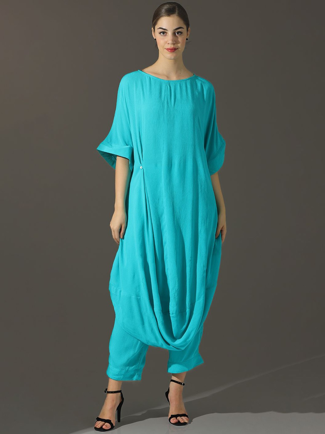 

Dora Dori Relaxed Fit Solid Round neck A-Line Cowl Kurta & Trouser Sets, Turquoise blue