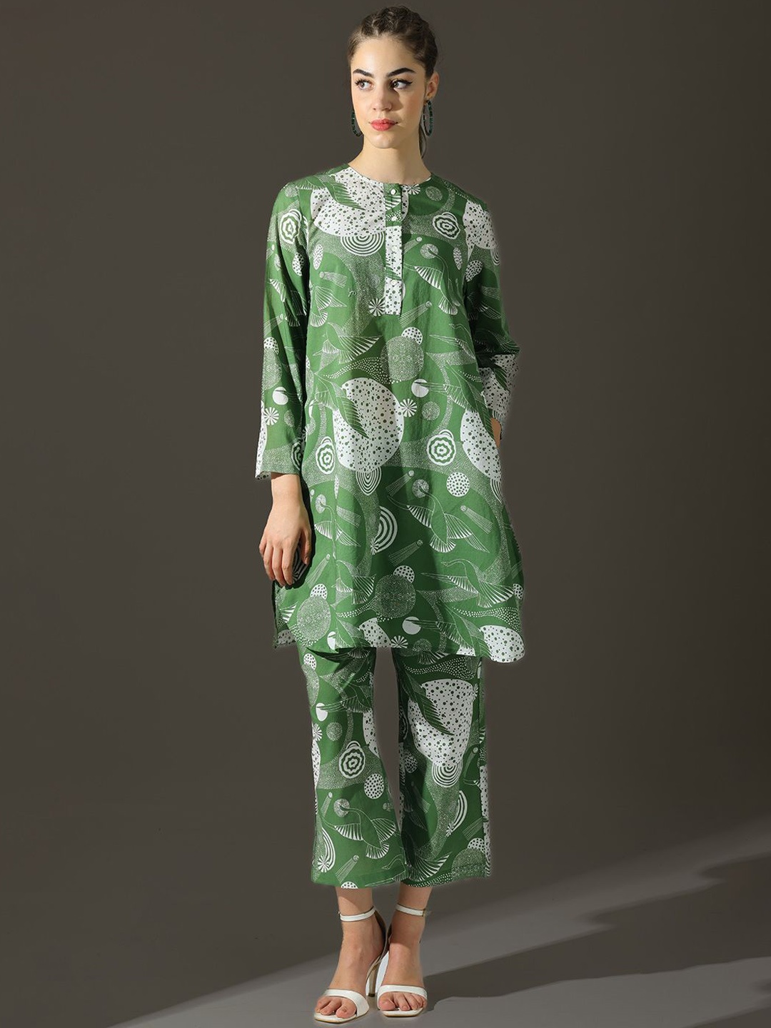 

Dora Dori Geometric Printed Pure Cotton Round neck Straight Kurta & Trouser Sets, Green