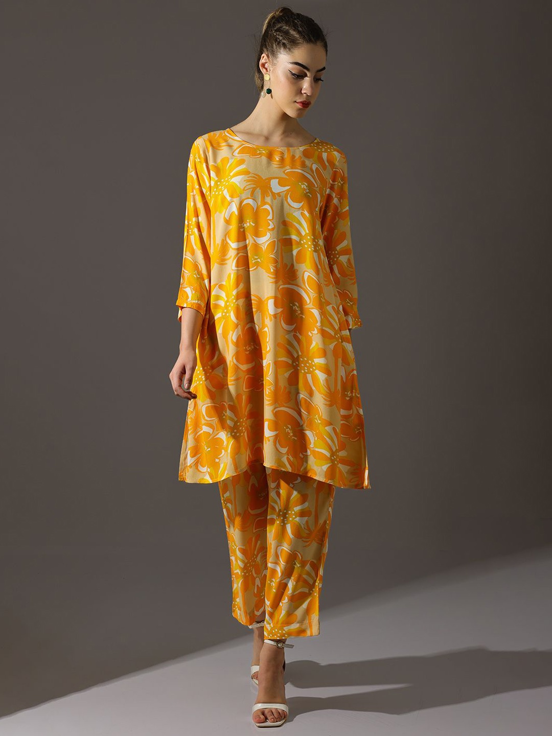 

Dora Dori Floral Printed Round neck Straight Kurta & Trouser Sets, Yellow