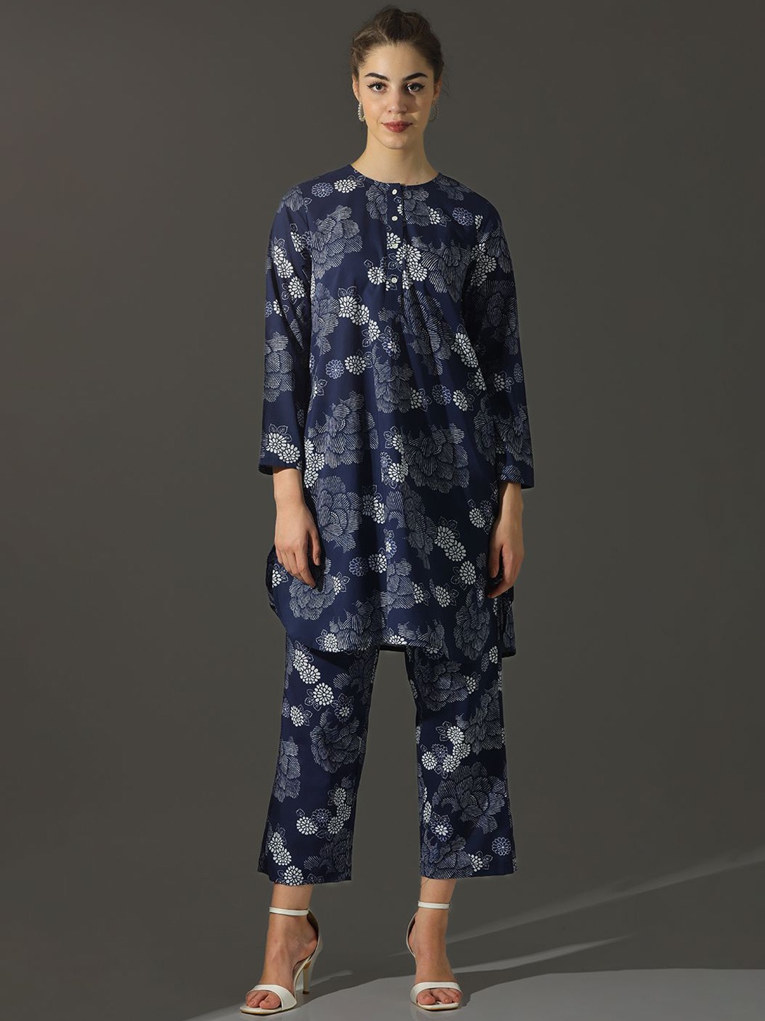 

Dora Dori Floral Printed Pure Cotton Round neck Straight Kurta & Trouser Sets, Navy blue