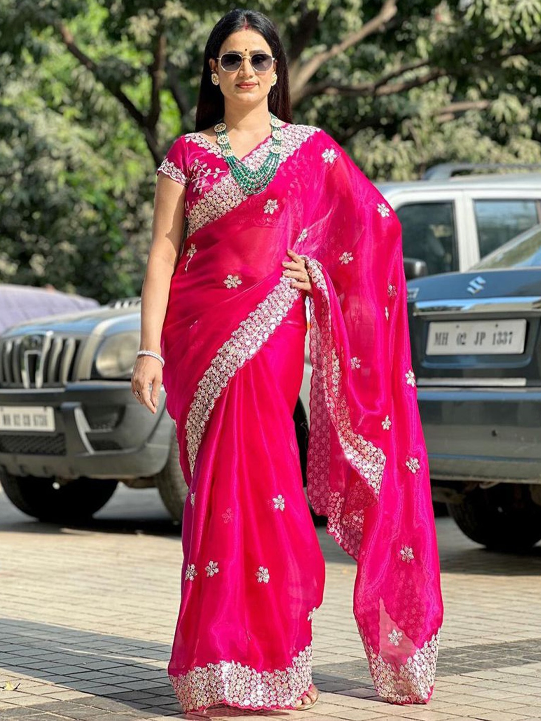 

KALINI Ethnic Motifs Embroidered Sequinned Saree, Magenta