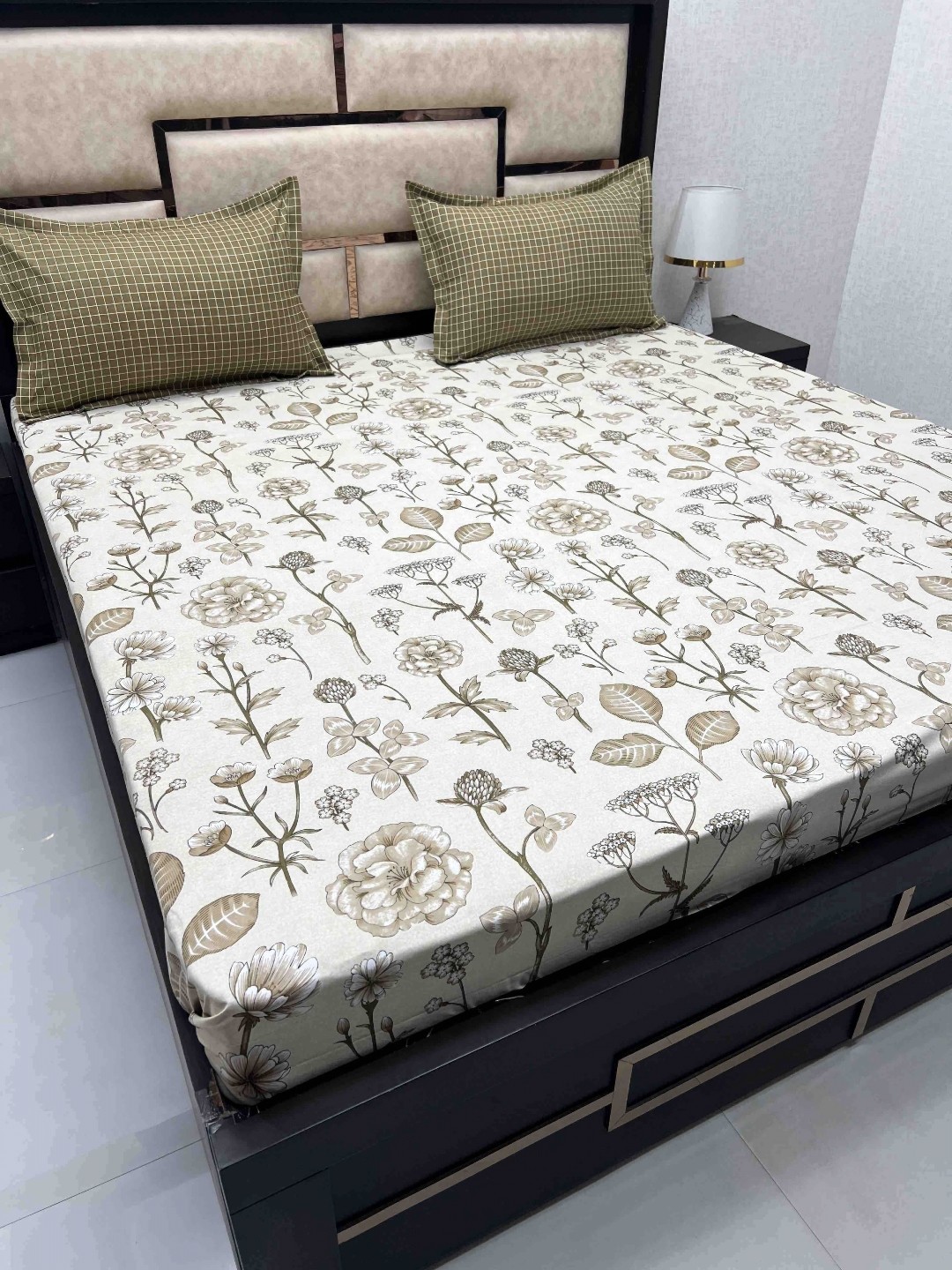 

Pure Decor Green & Cream-Coloured Floral King Bedsheet with 2 Pillow Covers