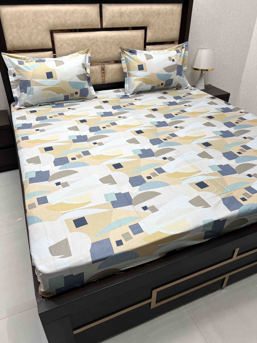 

Pure Decor White & Brown Geometric King Bedsheet with 2 Pillow Covers