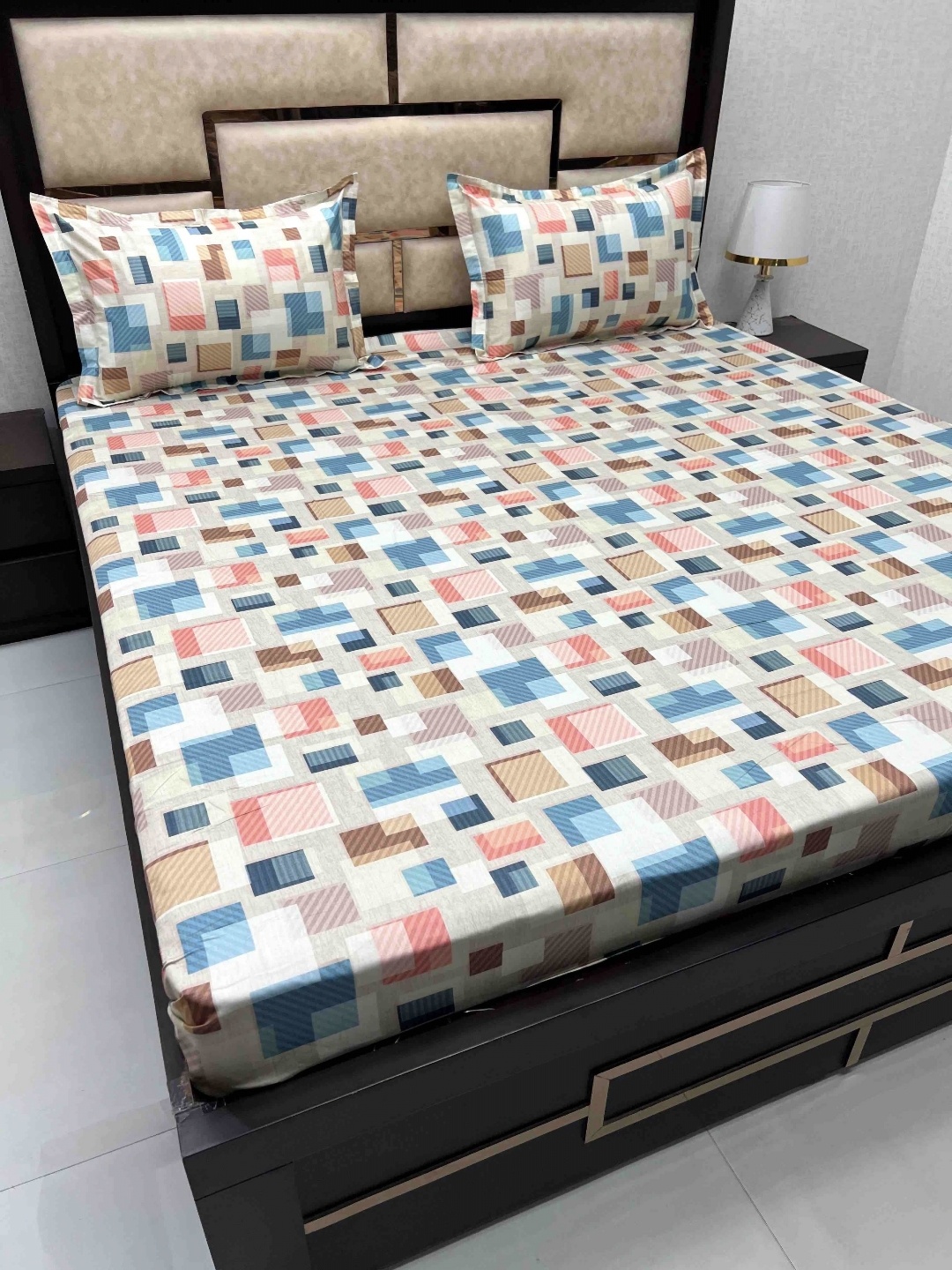 

Pure Decor Cream-Coloured & Pink Geometric King Bedsheet with 2 Pillow Covers