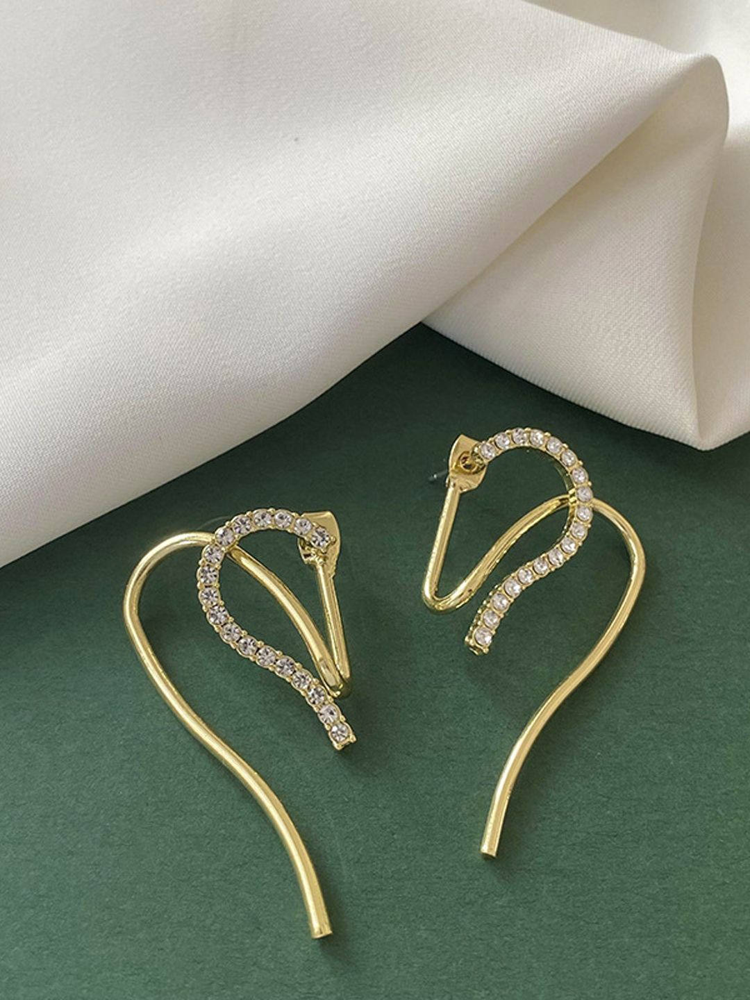 

FIMBUL Heart Shaped Studs Earrings, Gold