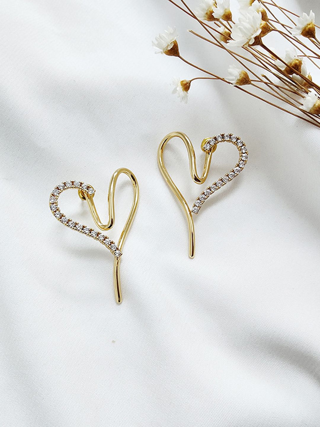 

FIMBUL Heart Shaped Studs Earrings, Gold