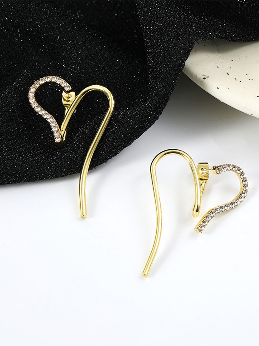 

Krelin Heart Shaped Studs Earrings, Gold