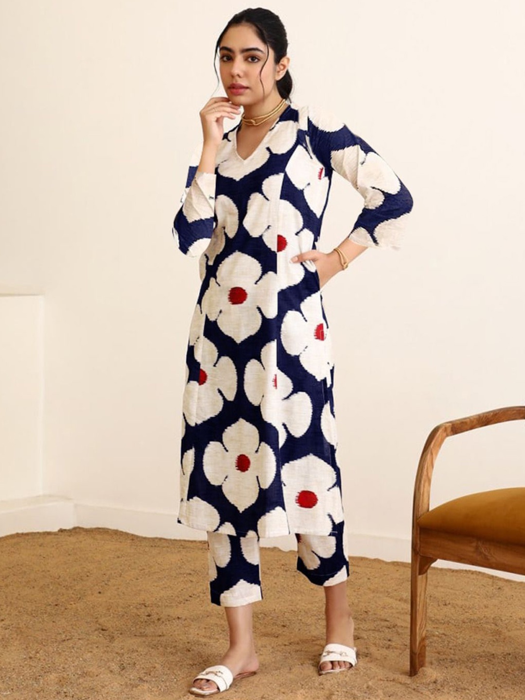 

Anni Designer Women Floral Printed Regular Kurta with Trousers, Blue