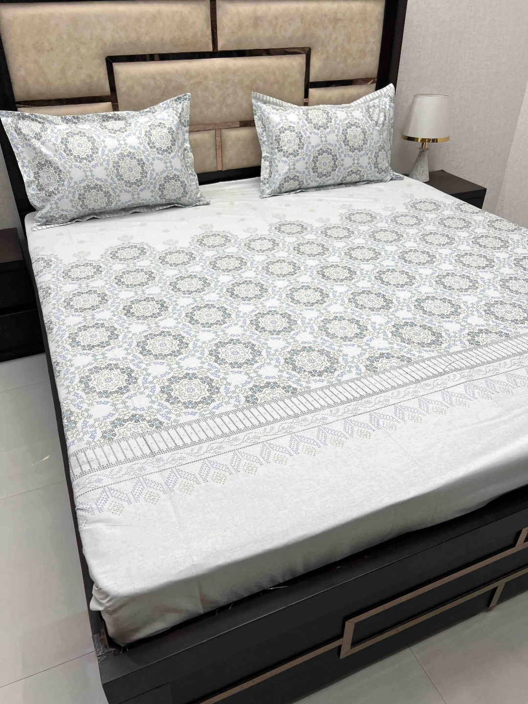 

Pure Decor Blue & White Ethnic Motifs 330 TC Queen Bedsheet with 2 Pillow Covers