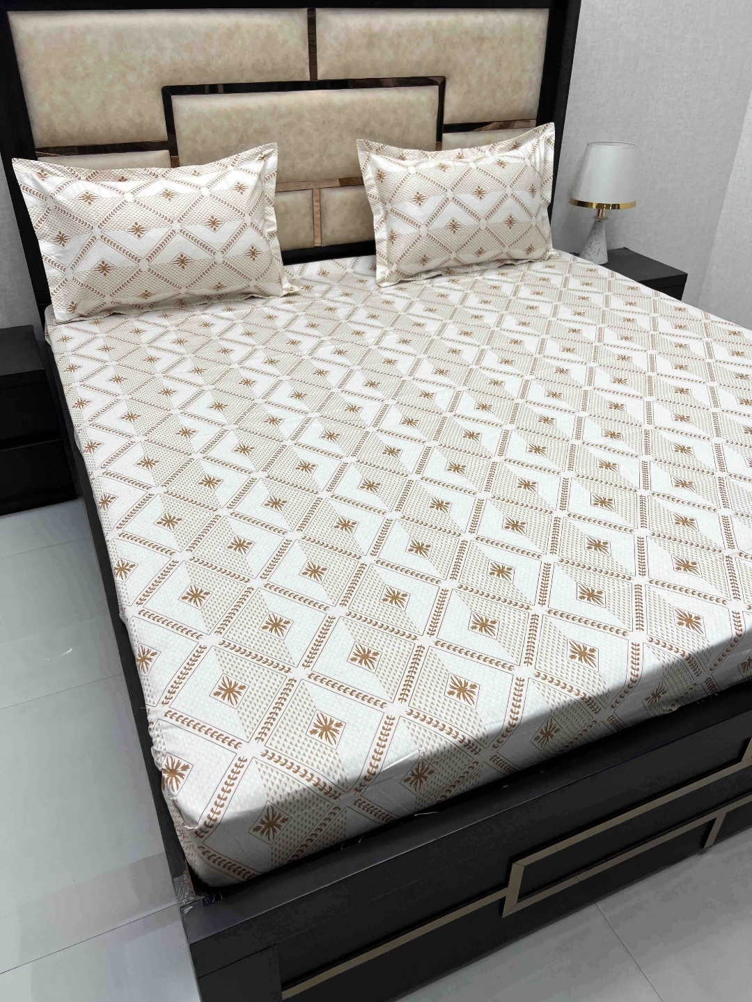 

Pure Decor Brown & White Geometric 330 TC Queen Bedsheet with 2 Pillow Covers