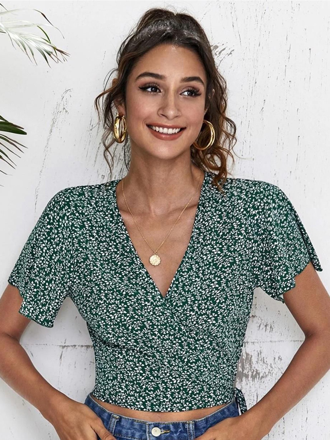 

Kotty Floral Printed V-Neck Crepe Crop Top, Green