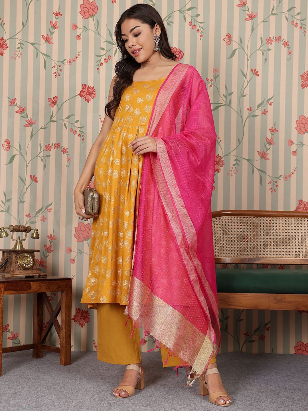 

Ode by House of Pataudi Women Floral Printed Regular Kurta with Palazzos & With Dupatta, Yellow