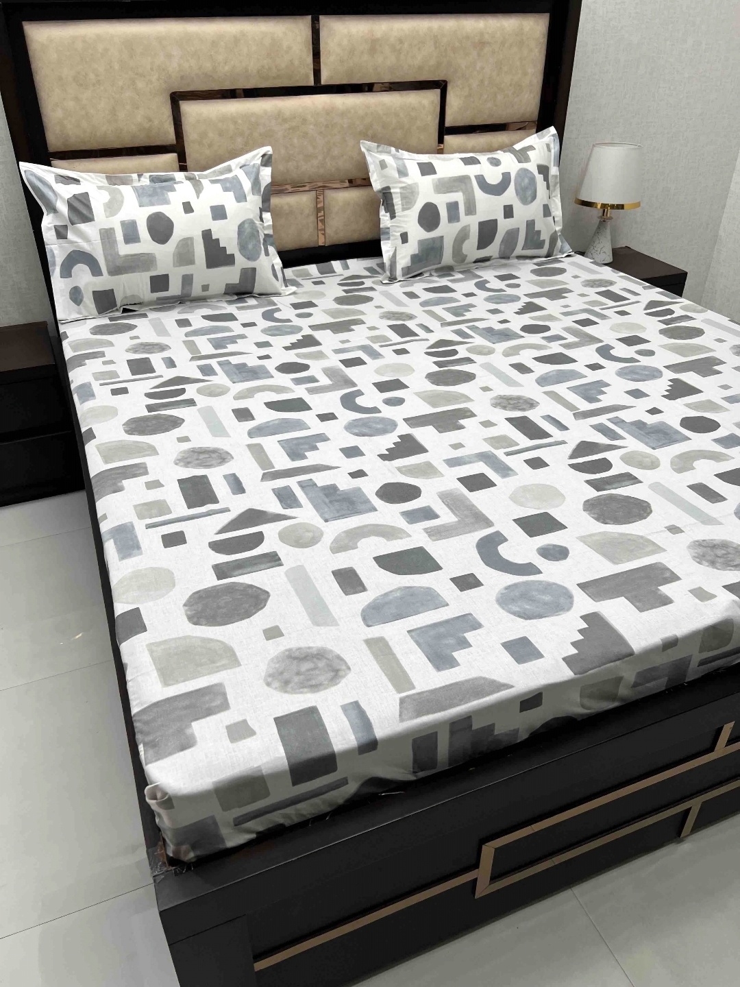 

Pure Decor Grey & White Geometric 330 TC King Bedsheet with 2 Pillow Covers