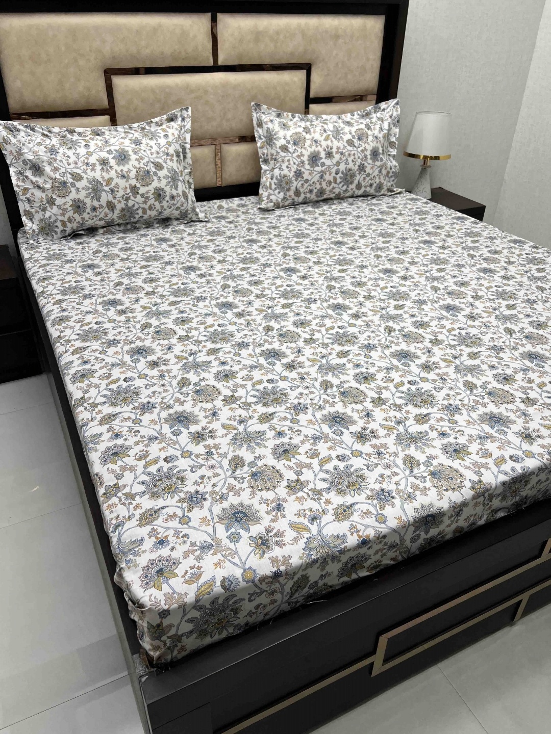 

Pure Decor Blue & White Floral 330 TC King Bedsheet with 2 Pillow Covers