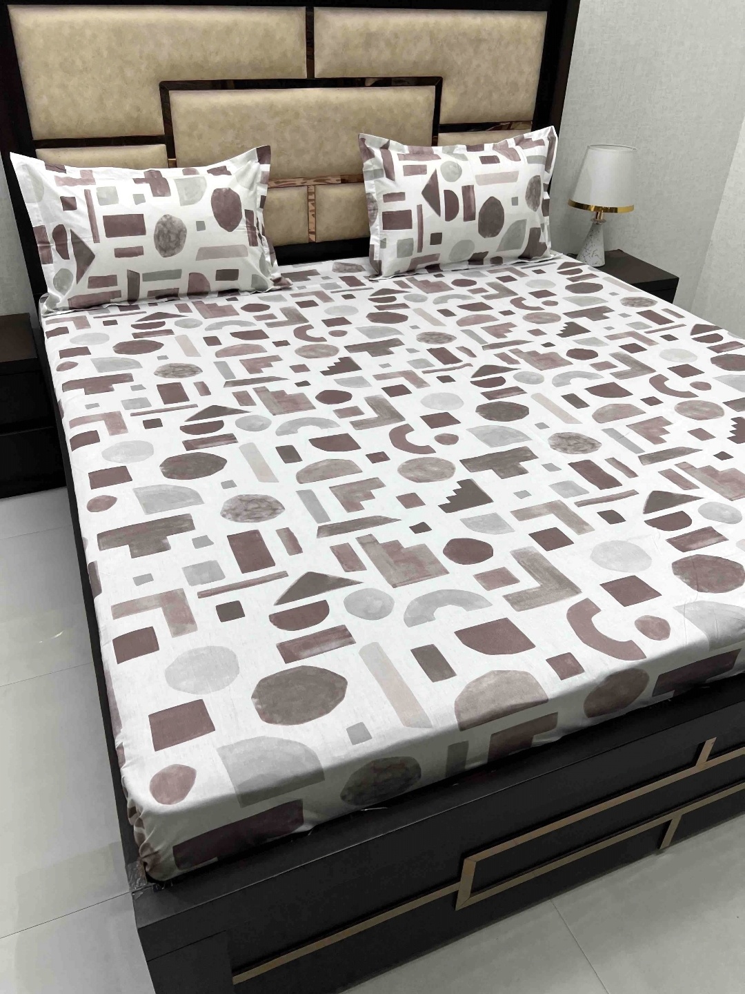 

Pure Decor Brown & White Geometric 330 TC King Bedsheet with 2 Pillow Covers