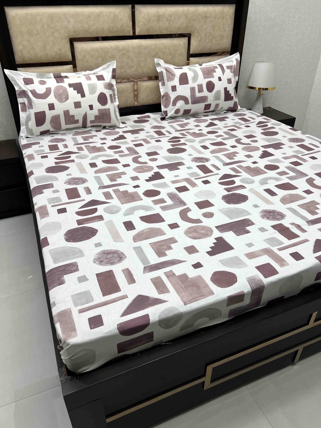 

Pure Decor Maroon & White Geometric 330 TC King Bedsheet with 2 Pillow Covers