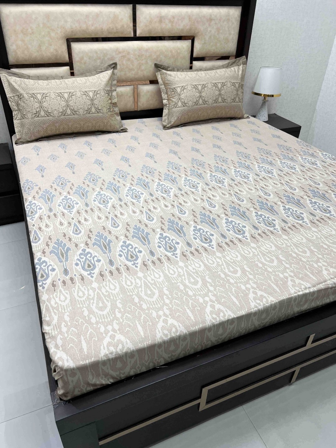 

Pure Decor Brown & White Ethnic Motifs 330 TC King Bedsheet with 2 Pillow Covers