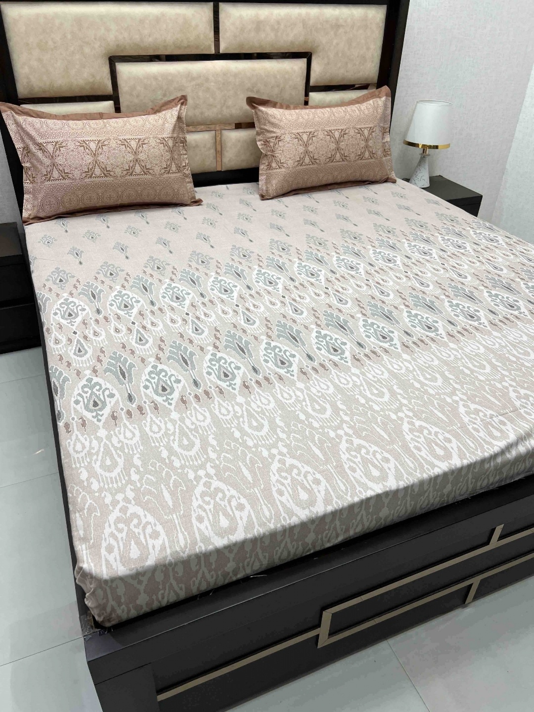 

Pure Decor Brown & White Ethnic Motifs 330 TC King Bedsheet with 2 Pillow Covers