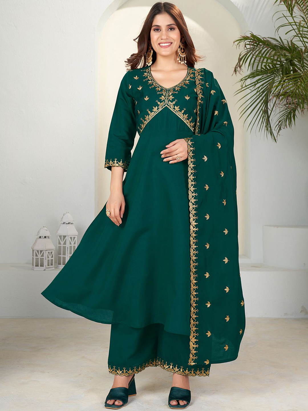 

KALINI Ethnic Motifs Yoke Design Regular Thread Work Kurta with Palazzos & Dupatta, Green