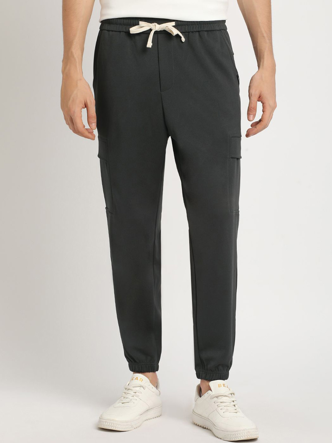 

THE BEAR HOUSE Men's Mid-Rise Regular Fit Joggers with Elastic Waistband and Side Pockets, Grey