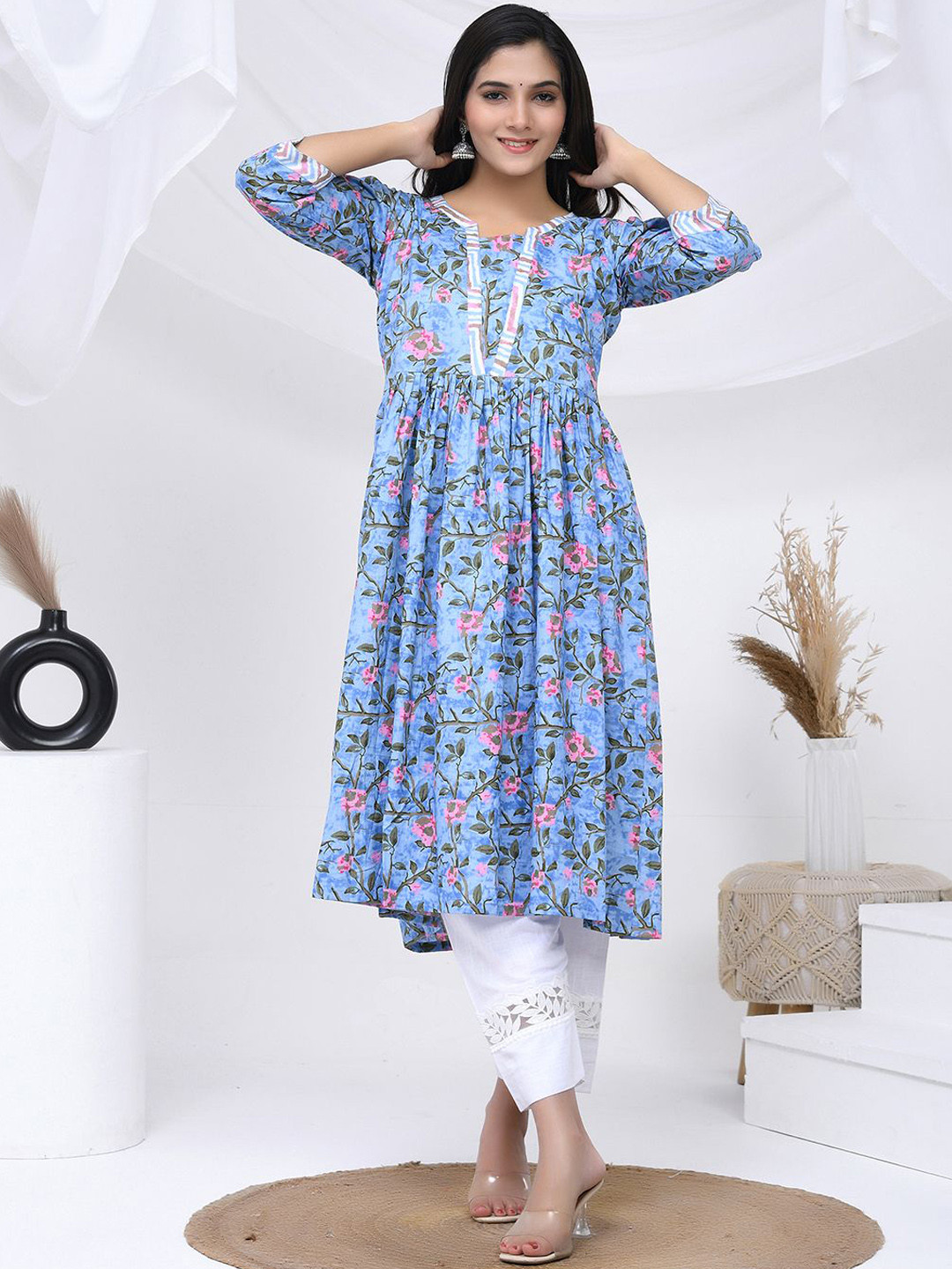 

THE SAFFRON SAGA Women Printed Thread Work Kurta, Blue