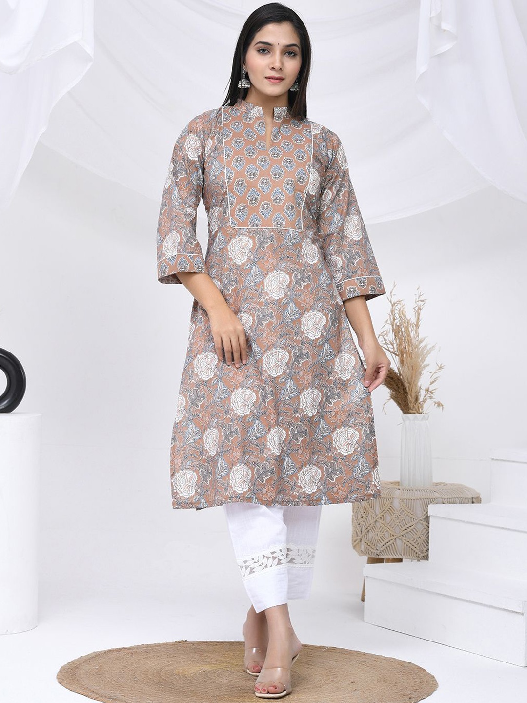 

THE SAFFRON SAGA Women Floral Printed Thread Work Kurta, Brown