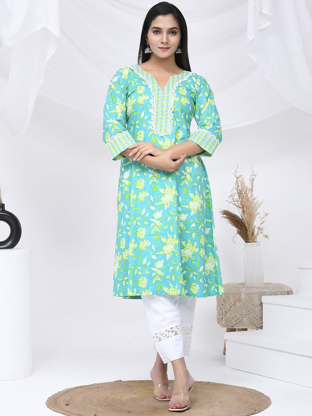 

THE SAFFRON SAGA Women Floral Striped Thread Work Kurta, Green