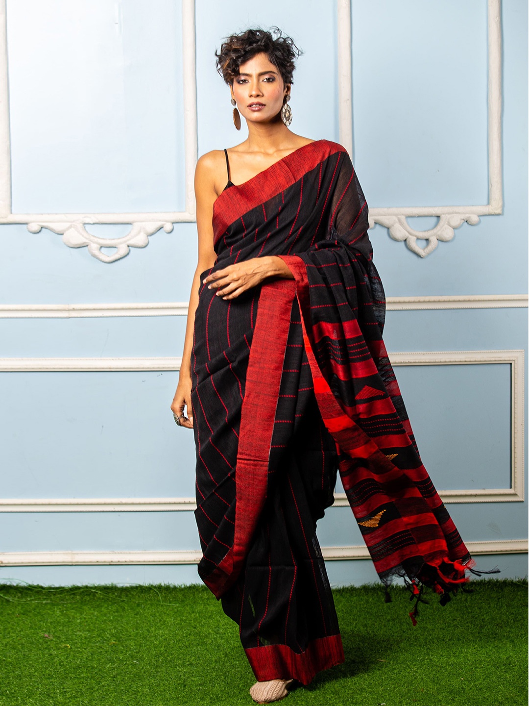 

Urbane Essence Woven Design Pure Cotton Saree, Black